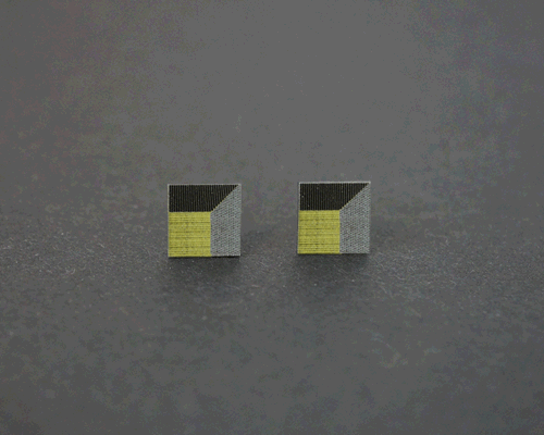 Flip lenticular square earrings reacts according to wearer's movements